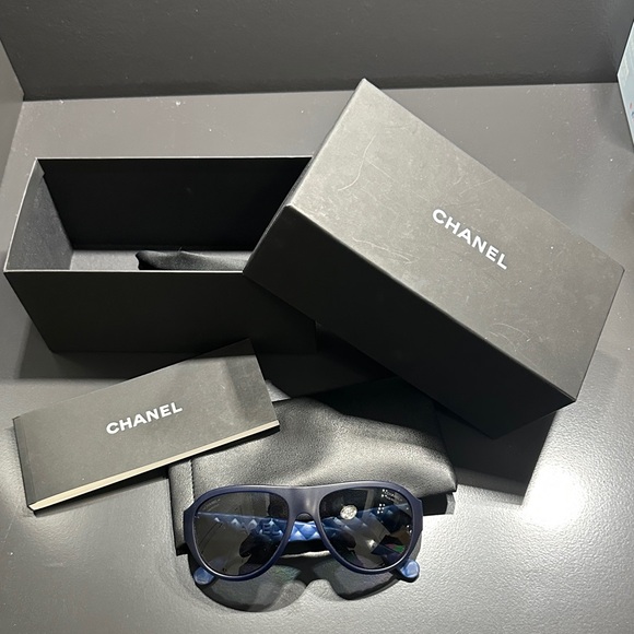 CHANEL Sunglasses in Navy Blue with Royal blue accents - Picture 5 of 8